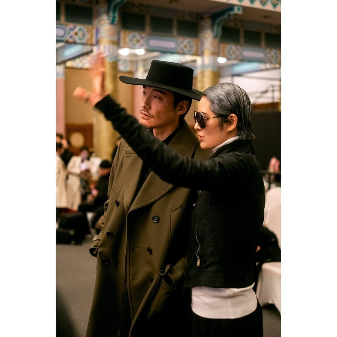 フー・ビンさんのインスタグラム写真 - (フー・ビンInstagram)「Flew back to Beijing just for my dear friend Yanli Ma who was a rowing athlete and a successful model turned into a great fashion designer! Wearing three of her designs and walking her runway was simply another special experience for me. It is also a very memorial moment for me as a model simply because this venue is where I started appearing as a model in China Fashion Week 20 years ago and the amount of times I have walked here is just uncountable. Some stories I can tell to my children😁」4月1日 12時53分 - hubing