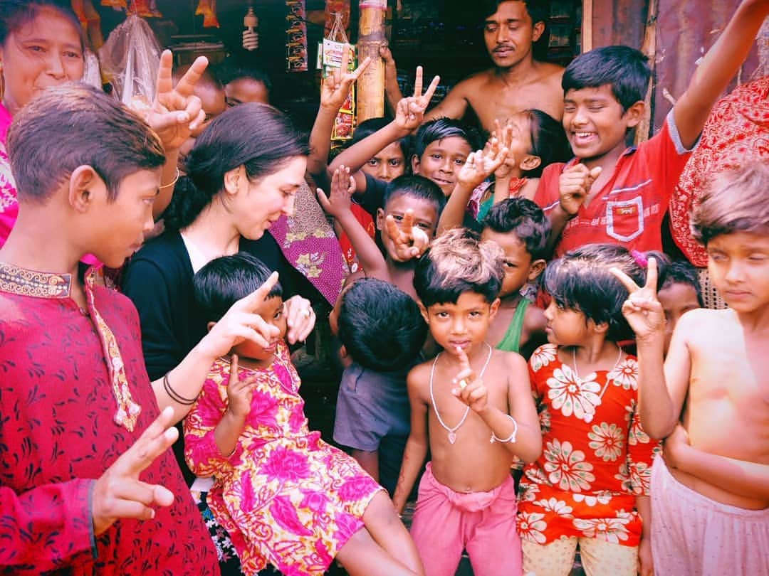 サヘル・ローズさんのインスタグラム写真 - (サヘル・ローズInstagram)「バングラデシュから、  こんにちは。  毎日、青空教室です。  子どもたちが、 エネルギーで満ちています。  現実は甘くはないけど、 彼らの、彼女たちの瞳は 本当に生き生きとしている。  なにを残せるかは分からないけど、 わたしなりに向き合っています。  美しい未来の子どもたちに。」4月1日 12時54分 - sa_chan_1021