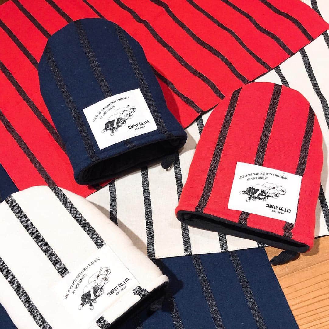 Simply_apronさんのインスタグラム写真 - (Simply_apronInstagram)「\\ キッチングッズも新しく！ // . インパクトのあるストライプ柄で仕上げたキッチングッズは、あずま袋、ミトン、ランチョンマットの3種類をご用意。どれもお弁当作りに欠かせないアイテムなので、シリーズで揃えるのもおすすめ。 . 是非、コレド室町店でご覧くださいね。 . ──────────────── ストライプミトン 1,800円+税 Col:ホワイト、ネイビー、レッド 商品コード:SY9S7801 https://shop-simply-coltd.jp/products/detail.php?product_id=1652 . ストライプランチョンマット 1,200円+税 Col:ホワイト、ネイビー、レッド 商品コード:SY9S7201 https://shop-simply-coltd.jp/products/detail.php?product_id=1651 . ストライプあずま袋 1,500円+税 Col:ホワイト、ネイビー、レッド 商品コード:SY9S5202 https://shop-simply-coltd.jp/products/detail.php?product_id=1650 ──────────────── . ★Simply ONLINE SHOPはプロフィールURLから↓ @simplycoltd . #simply #シンプリー #simplycoltd #エプロン #お出かけエプロン #ワークウエア #ウエア #apron #wear #workwear #キッチン雑貨 #キッチン #kitchen #simplygood #ボーイな女 #大人カジュアル #newlife #stripe #ストライプ #新生活 #キッチングッズ #ミトン #ランチョンマット #あずま袋」4月1日 12時56分 - simplycoltd