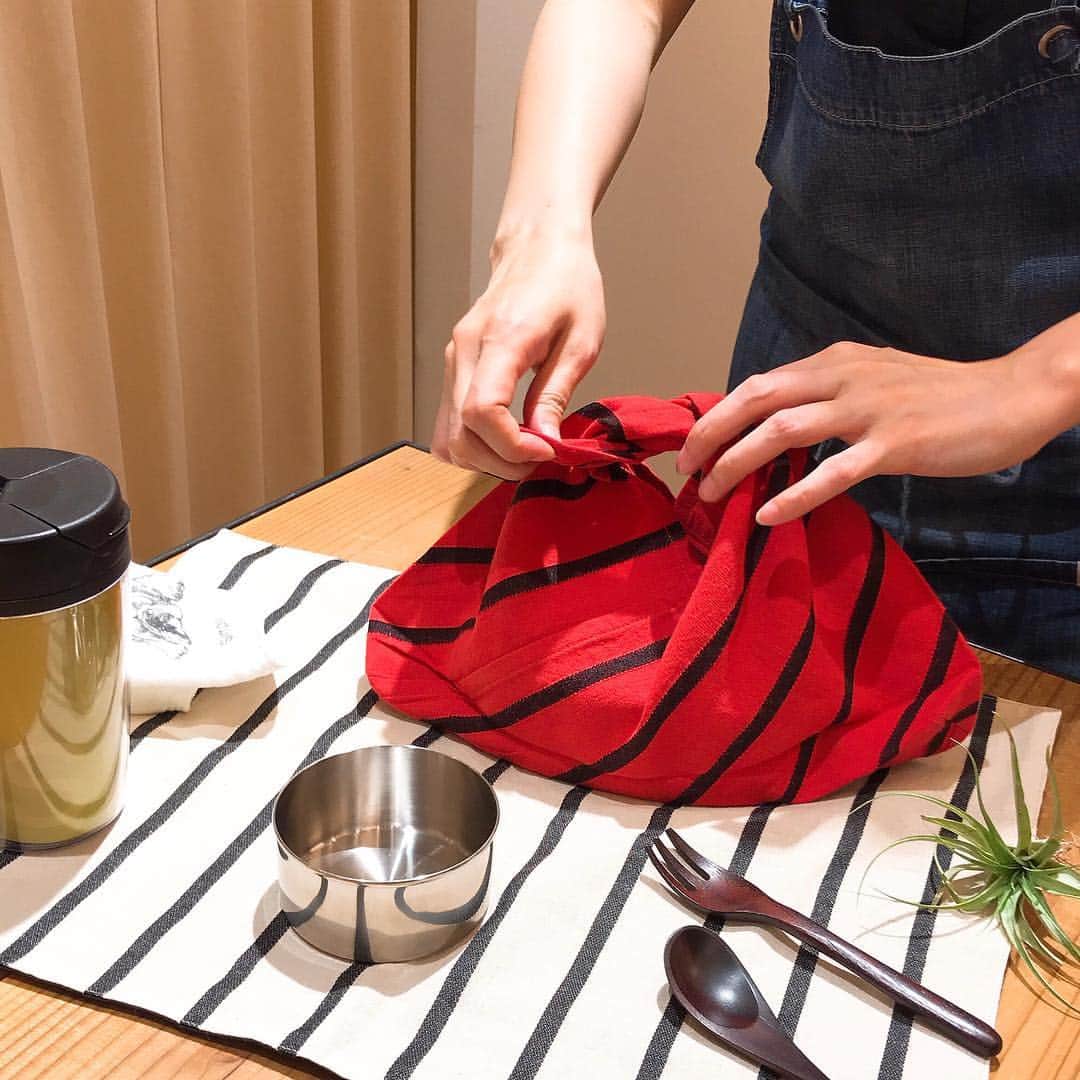 Simply_apronさんのインスタグラム写真 - (Simply_apronInstagram)「\\ キッチングッズも新しく！ // . インパクトのあるストライプ柄で仕上げたキッチングッズは、あずま袋、ミトン、ランチョンマットの3種類をご用意。どれもお弁当作りに欠かせないアイテムなので、シリーズで揃えるのもおすすめ。 . 是非、コレド室町店でご覧くださいね。 . ──────────────── ストライプミトン 1,800円+税 Col:ホワイト、ネイビー、レッド 商品コード:SY9S7801 https://shop-simply-coltd.jp/products/detail.php?product_id=1652 . ストライプランチョンマット 1,200円+税 Col:ホワイト、ネイビー、レッド 商品コード:SY9S7201 https://shop-simply-coltd.jp/products/detail.php?product_id=1651 . ストライプあずま袋 1,500円+税 Col:ホワイト、ネイビー、レッド 商品コード:SY9S5202 https://shop-simply-coltd.jp/products/detail.php?product_id=1650 ──────────────── . ★Simply ONLINE SHOPはプロフィールURLから↓ @simplycoltd . #simply #シンプリー #simplycoltd #エプロン #お出かけエプロン #ワークウエア #ウエア #apron #wear #workwear #キッチン雑貨 #キッチン #kitchen #simplygood #ボーイな女 #大人カジュアル #newlife #stripe #ストライプ #新生活 #キッチングッズ #ミトン #ランチョンマット #あずま袋」4月1日 12時56分 - simplycoltd