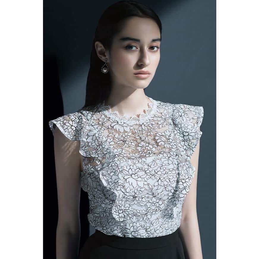 mid pressのインスタグラム：「. . . 25ans5月号 / Aveniretoile ▶︎ブラウス  S330-008 ￥26,000 ▶︎スカート S430-022 ￥27,500 ※4/6リリース . . . #aveniretoile  #アベニールエトワール #雑誌掲載商品 #25ans」