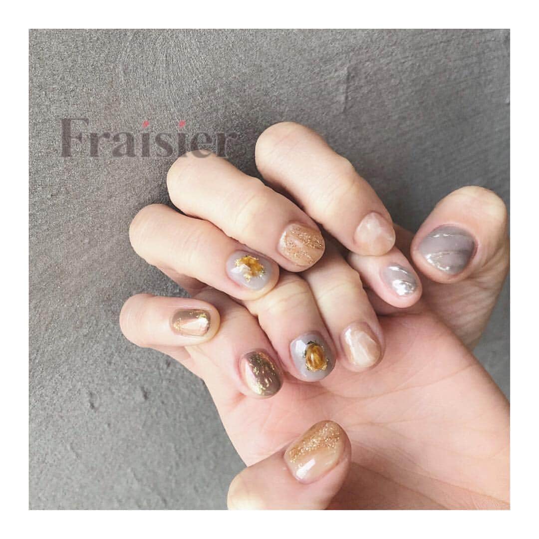 フレジエさんのインスタグラム写真 - (フレジエInstagram)「グレーとベージュ🐐#C20190401 . . Cコース 初回（会員様）価格オフ込¥10400+tax 通常価格オフ別途¥13000+tax ※天然石は別途料金になります。 . 担当 斉藤 @_yuukasaito . . Cachette渋谷店 ☎︎03-3461-7060 Reine池袋店 ☎︎03-6907-2048 Merci心斎橋店 ☎︎06-6210-1174 . #ネイル#春ネイル#ジェルネイル#シンプルネイル#大人ネイル#アート#ニュアンスネイル#おしゃれネイル#ブライダルネイル#プレ花嫁#ブライダル#ニュアンスアート#art#nail#gel#gelnail#bridal#bridalnail#表参道#渋谷#原宿#池袋#南船場 #yuukasaito_nail#yuukasaito1904#CachettebyAmelie#Cachette#Fraisier_nail」4月1日 13時01分 - __belle.journee__