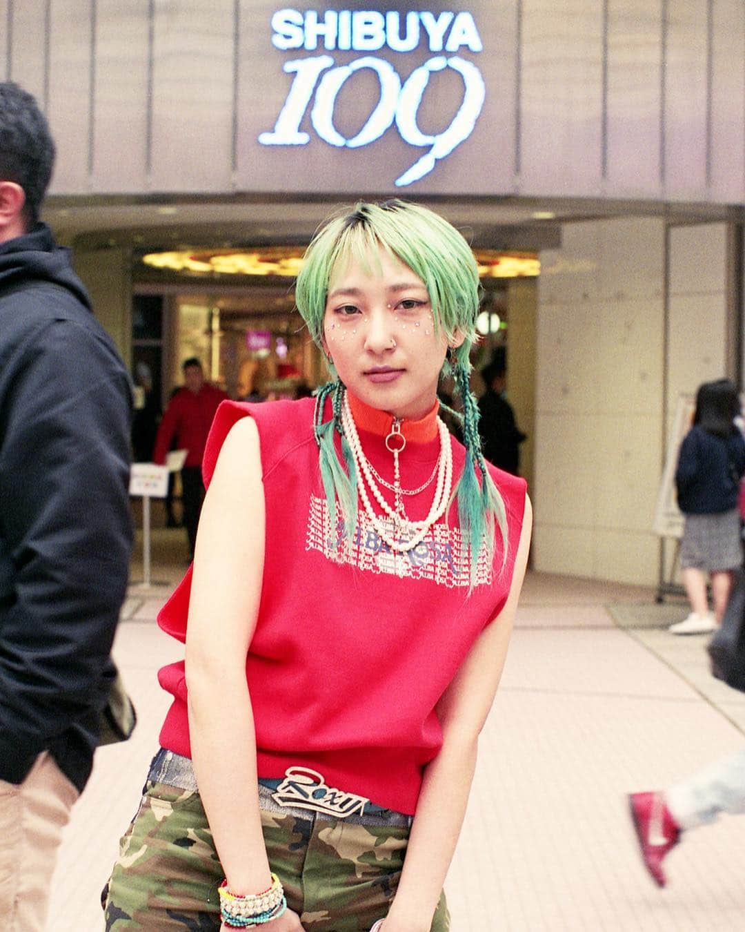 あっこさんのインスタグラム写真 - (あっこInstagram)「109ロゴ変わる前に憧れのアルバローザとロキシー着て撮影できたの嬉しいな🥰🌸🌸🌸 #GRRRLISM  #109  #goodbyeネオ昭和 #やっちーまいな  #yattiiiiimainaaaaa #akkogorilla #rapper #japan」4月1日 13時02分 - akkogorilla