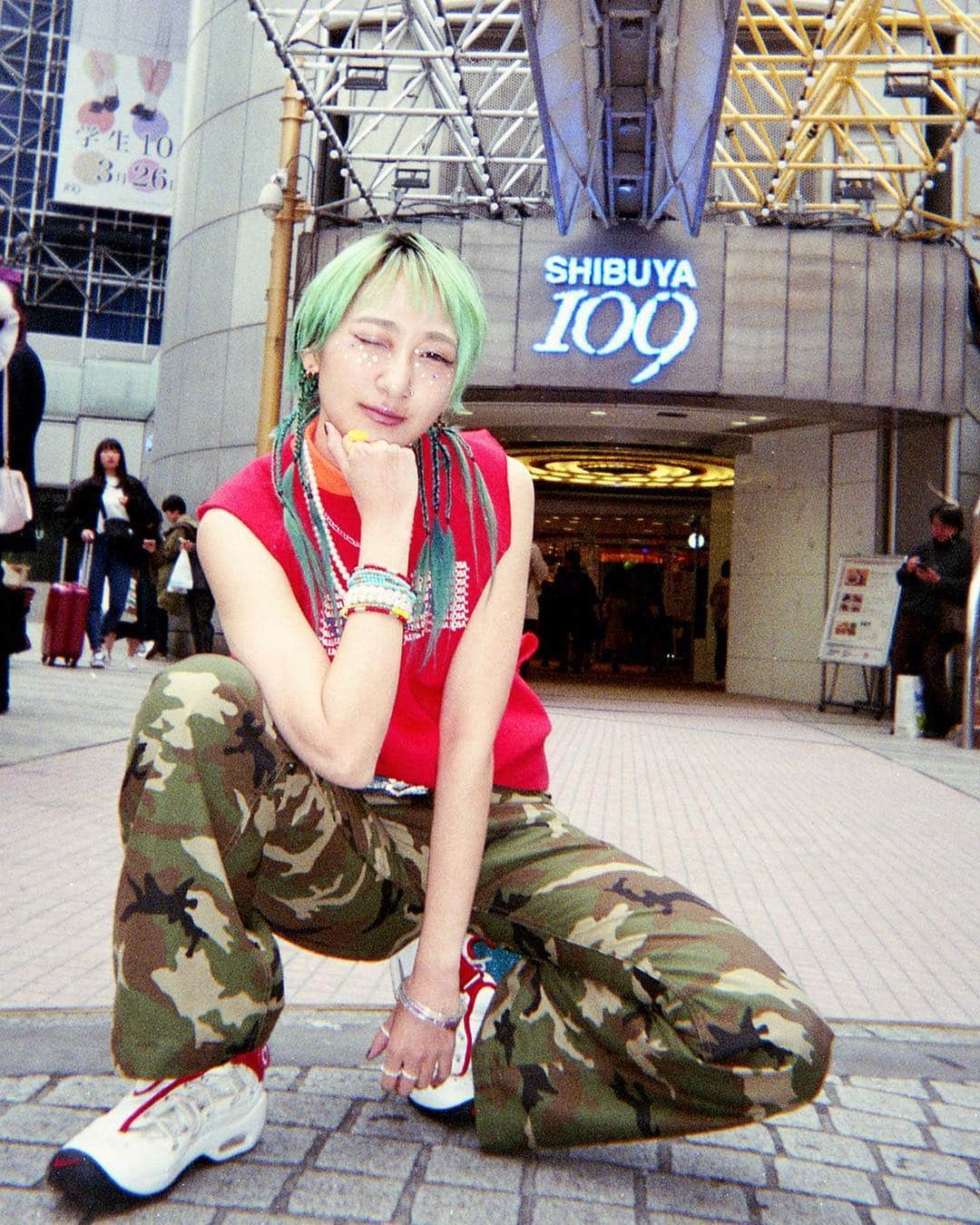 あっこのインスタグラム：「109ロゴ変わる前に憧れのアルバローザとロキシー着て撮影できたの嬉しいな🥰🌸🌸🌸 #GRRRLISM  #109  #goodbyeネオ昭和 #やっちーまいな  #yattiiiiimainaaaaa #akkogorilla #rapper #japan」