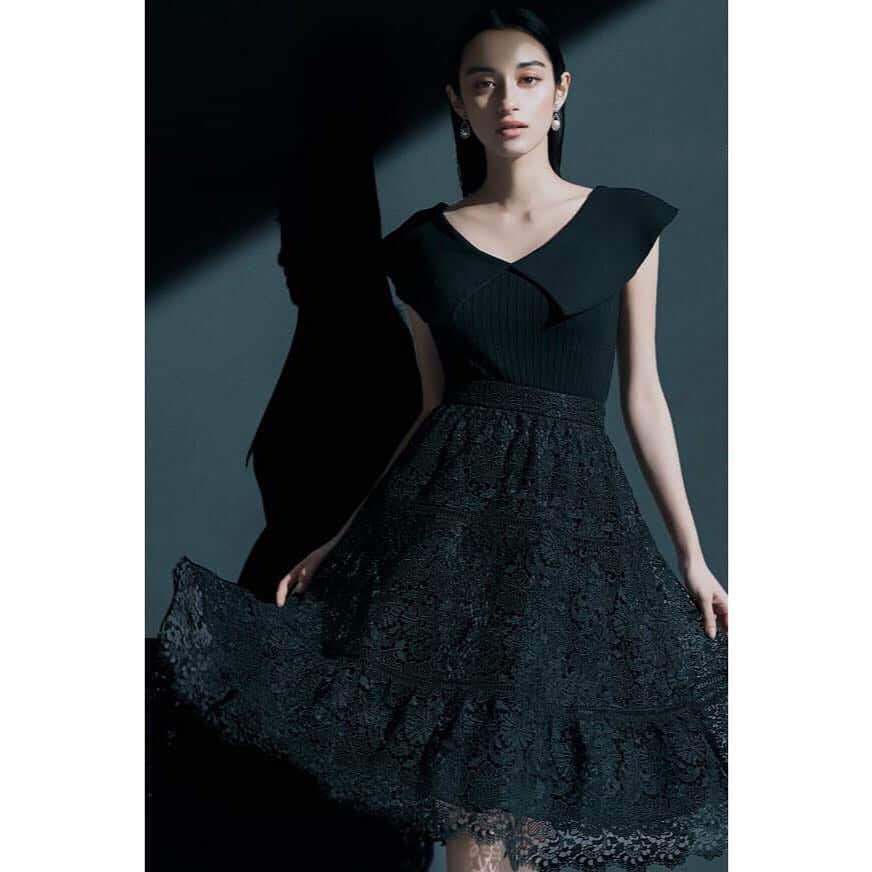 mid pressのインスタグラム：「. . . 25ans5月号 / Aveniretoile ▶︎ニット  U730-030 ￥15,000 ▶︎スカート R430-001 ￥37,000 ※4/6リリース . . . #aveniretoile  #アベニールエトワール #雑誌掲載商品 #25ans」