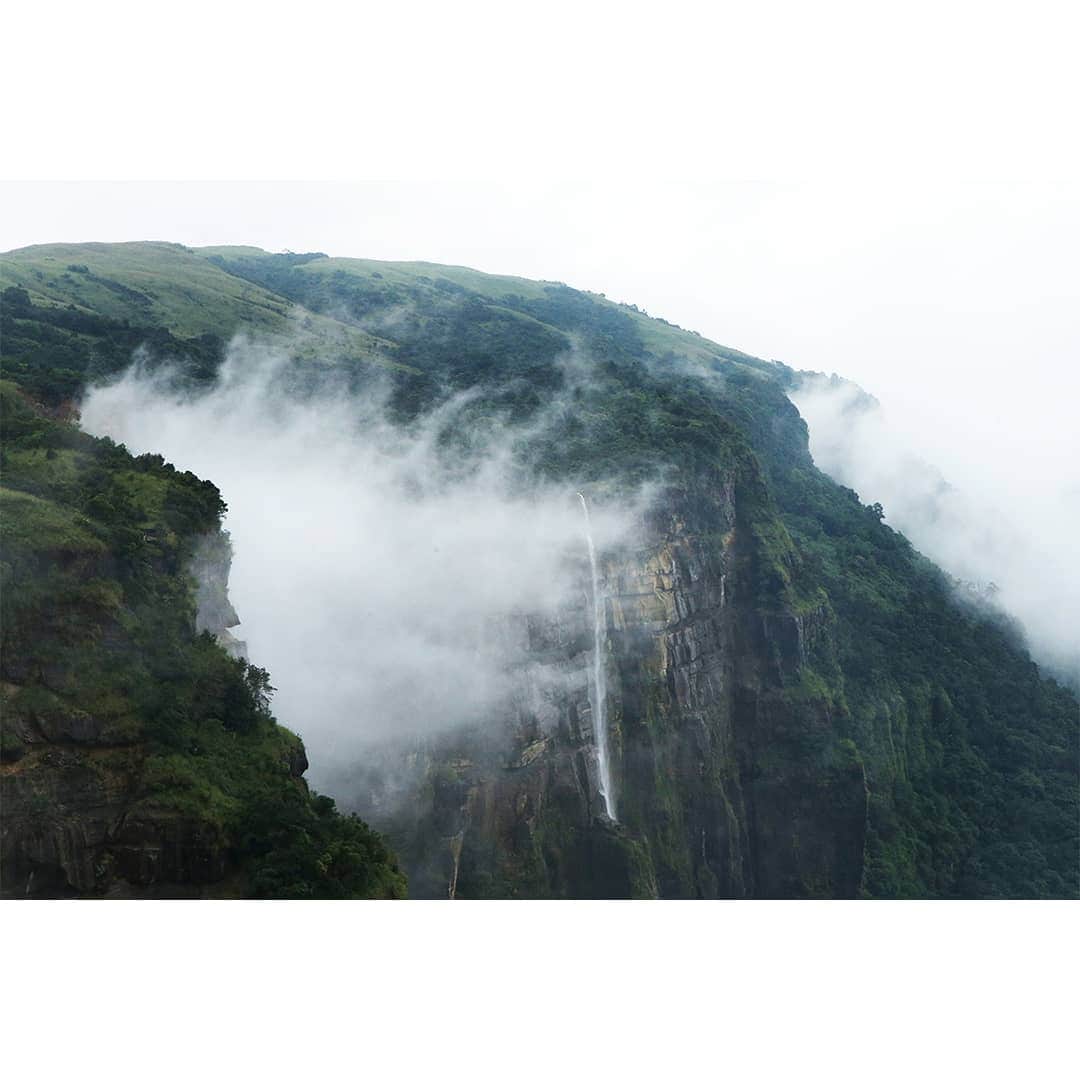 テレビ朝日「世界の街道をゆく」さんのインスタグラム写真 - (テレビ朝日「世界の街道をゆく」Instagram)「かつてインドの秘境と呼ばれたメガラヤ州。バングラデシュとの国境近くの山岳地帯へ向かいます。メガラヤとは、『雲の住処』を意味するといいます。 沸き立つ雲の中を進むと、大地が現れます。 標高およそ2000メートル。淡い緑に覆われた荒野が広がりました。その雄大な眺めに、「ここもインドなのか」と、思わず深呼吸します｡ 地元の人が河への道を教えてくれました。 雲間から漏れる弱い日差し。流れる清流。英国人は『東洋のスコットランド』と呼んだといいますが、正にそんな気がしてきます。 青年が「町がある」と言います。 チェラプンジ。この地に暮らす人々の生活を支える場です。通りに面して郵便局、商店、教会が並びます。 「見てほしいものがある」と、口々に声をかけてくれます。それは町はずれにある、断崖から落ちる滝でした。 インドは広い。そして深い。 改めてそう感じながら、およそ1350キロを走ったこの旅を終わりましょう。  #世界の街道をゆく #キヤノン #テレビ朝日 #坂東巳之助 #canon #多様な民族の暮らしが彩る道 #インド #india #チェラプンジ #cherrapunji」4月1日 13時16分 - tvasahi_kaidou