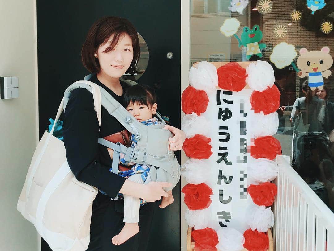 naoko tawaraのインスタグラム：「保育園の入園式でした。優しそうな園長先生や先生の姿に安心。在園児たちが歌を歌ってくれて、そういう姿見るだけでちょっと込み上げるものがありました。 0歳児クラスの中では、娘が一番お姉さん。みんなと仲良くなってほしいな〜。 写真の娘は眠たくてぐずり、財布を手放してくれず、不機嫌な顔になってます。わたしは自分の母親にそっくりで、なんともいえない気持ちです。 明日からの慣らし保育はまだまだ不安でいっぱいですが、娘とともに頑張りますよ #入園式」