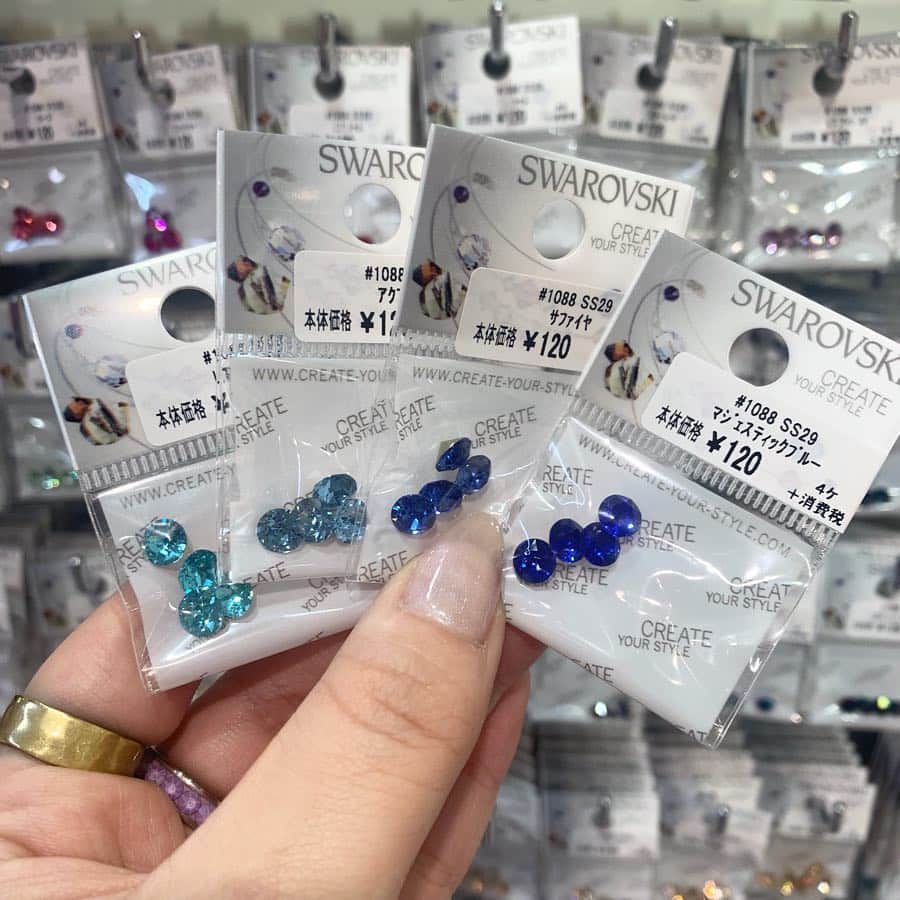 貴和製作所 ラフォーレ原宿店さんのインスタグラム写真 - (貴和製作所 ラフォーレ原宿店Instagram)「。 。 【Blue by laforet】 限定itemの他にも多数ブルーの パーツご用意しております🐳 。 特にスワロフスキー新色の #オーシャンディライト は 発売と同時にご好評頂いてます💙 。 ぜひお好みのブルーを探しに ラフォーレ店にお越しください💭 。 #bluebylaforet 。 。 。 ※店舗(オンラインショップ含む)により取り扱い商品・入荷時期が異なります。 。 #公式貴和製作所ラフォーレ原宿店#貴和製作所#貴和製作所ラフォーレ原宿店#ハンドメイド#ハンドメイドアクセサリー#手作りアクセサリー#ラフォーレ原宿 #スワロフスキー #swarovski #アクリルパーツ #アクリルピアス #青 #Blue #💙」4月1日 13時11分 - kiwa_laforet