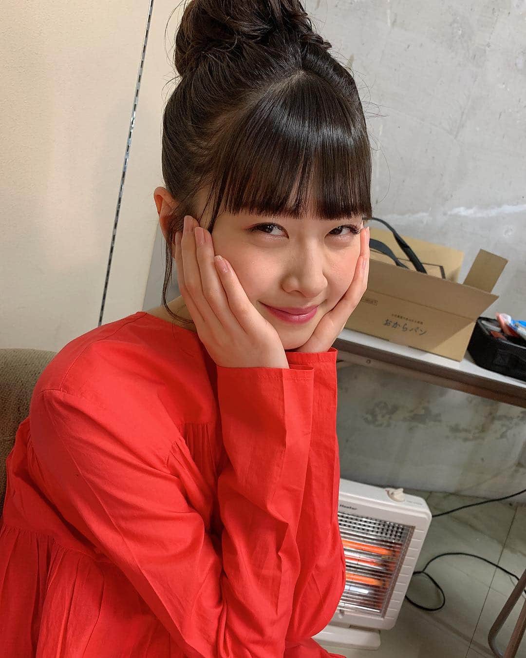 松岡はなのインスタグラム：「お仕事で初めてお団子ヘアーをしました☺︎🍡 顔が丸いから丸が２つあるみたいで雪だるまみたいだね。 https://www.marumiya-g.co.jp/ #丸美屋 #お城納豆 #CMみてねっ」