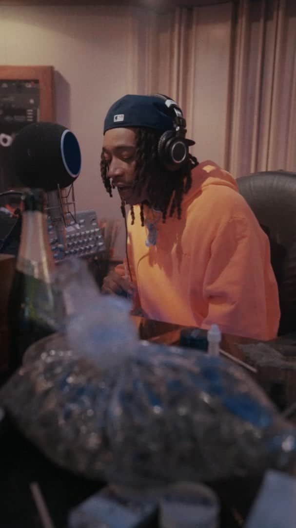 ウィズ・カリファのインスタグラム：「Killing this album as usual. Tgod. This gonna be a good one. What should we name it.」