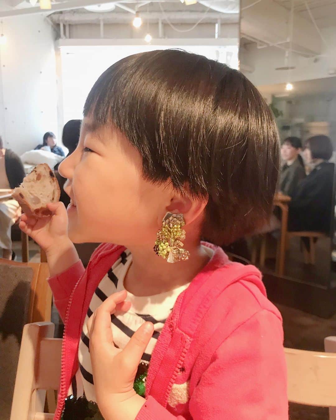 蓮沼千紘さんのインスタグラム写真 - (蓮沼千紘Instagram)「#耳に咲く花 . .  本日2020年度成人式オーダーの件発表します。 (この-あるところに私がいました-バージョンはオーダーできないですが🙇‍♀️) #aneddy #Knit」4月1日 13時19分 - knitchihiro