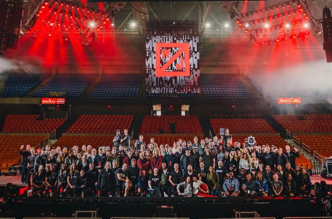 ダニー・ゴーキーさんのインスタグラム写真 - (ダニー・ゴーキーInstagram)「That’s a wrap!  @winterjamtour was a blast!  Thanks to everyone who came out and supported each night & HUGE thanks to all the amazing, hardworking crew, artists & friends in this photo!  I am blessed to get to do what I do!」4月1日 13時24分 - dannygokey