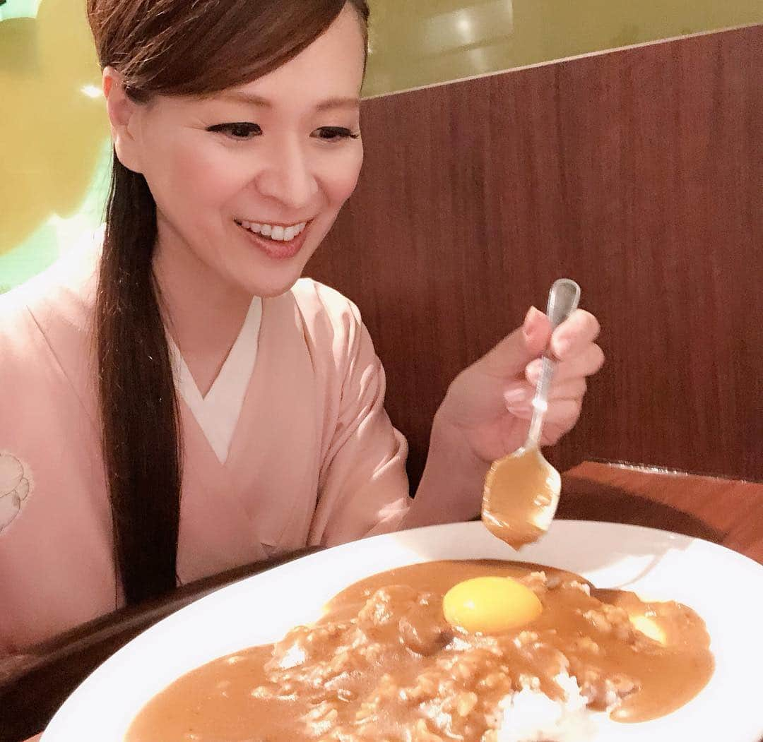 里井真由美さんのインスタグラム写真 - (里井真由美Instagram)「ちょうど新元号「令和」が発表されてた頃〜赤坂で「大阪マドラスカレー」がオープンしてました！ ・ ・ 煮込んで寝かせた甘めコクありカレー🍛🍛🍛🍛🍛‼️ ・ ・ 赤坂3-14-8 相模屋ビル1階 赤坂駅 徒歩1分です。 ・ ・ サイズ色々、生たまご、チーズ乗せなどお好みで食べられるん💁‍♀️⭕️ ・ ・ チーズカレーは、まず熱々ご飯の上にチーズを乗せてからルーをかけます。 で、のびのび〜チーズカレー🧀🧀🍛 たまご乗せもおいしいです♪ ・ ・ 画像はTBS終えての試食会です〜♪ オープンは、特に元号発表タイミングを狙ったわけではないそうですが、赤坂でバタバタとオープン！ ・ オーナーとは私がまだ大阪にいる時からの古き良き友🤗 昭和 最後の年に出会い、31年後、平成最後の年、着物でカレーを応援している事になるとは。笑笑 ・ ・ 人生 これだから楽しい‼️ ・ ・ #大阪マドラスカレー#1級フードアナリスト里井真由美 #赤坂#マドラスカレー#令和#元号#元号発表#カレー#カレーライス#大阪カレー#里井真由美」4月1日 13時29分 - mayumi.satoi