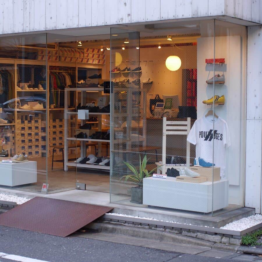 パトリックラボさんのインスタグラム写真 - (パトリックラボInstagram)「. 【2日間限定】パトリック・ラボ銀座店 10周年記念イベント＠ナカノギンザギャラリー . パトリック初の直営店として、銀座にPATRICK LABO1号店がオープンしたのが2009年。おかげ様で、多くの方々にご愛顧いただき、10周年を迎えることができました。  日頃よりPATRICK LABOをご愛顧をいただいている皆様への感謝を込め、4月13日、14日の2日間、スペシャルイベントを開催させていただきます。  イベントでは、10周年を記念した数量限定アイテムの販売、限定ノベルティをはじめ、フランスで生産されていた当時のオリジナルモデル、懐かしいADポスターなどパトリックの貴重なアーカイブを多数展示いたします。  その他、いち早く新作モデルのシューズの先行予約が出来る受注会など、魅力的なアイテムを多数ご用意させていただいております。 ※お飲み物や軽食などのご用意もございます。皆様のご来店を心よりお待ちしております。 . . 場所：ナカノギンザギャラリー1階（PATRICK LABO隣接）  東京都中央区銀座1-21-4 日時：4月13日（土）～14日（日）11:00～19:00まで  お問い合わせ先：PATRICK LABO銀座 TEL:03-6228-6500 . #patrick_labo  #patrick_labo_ginza  #LABO10周年  #10周年記念イベント開催 #ナカノギンザギャラリー  #patrickshoes #パトリック #パトリックスニーカー」4月1日 13時39分 - patrick_jpn