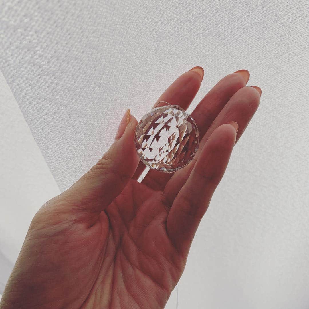 のインスタグラム：「サンキャッチャーゲット( ^ω^ ) 光を乱反射させて悪いエネルギーを拡散！ 面が多い方が乱反射するから、ティアドロップ型と迷ったけど、球型にした😊 #サンキャッチャー #suncatcher  #風水 #スワロフスキー #swarovski」