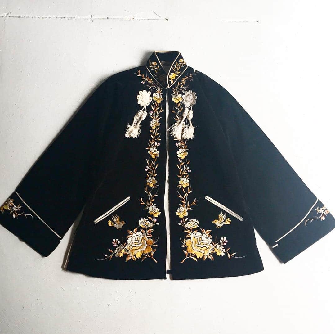 のインスタグラム：「【New stuff】 1950s MADE IN JAPAN vintage  embroidery velours  jacket size M位 PRICE ¥20000-(+TAX) DM へお問い合わせ宜しくお願い致します」
