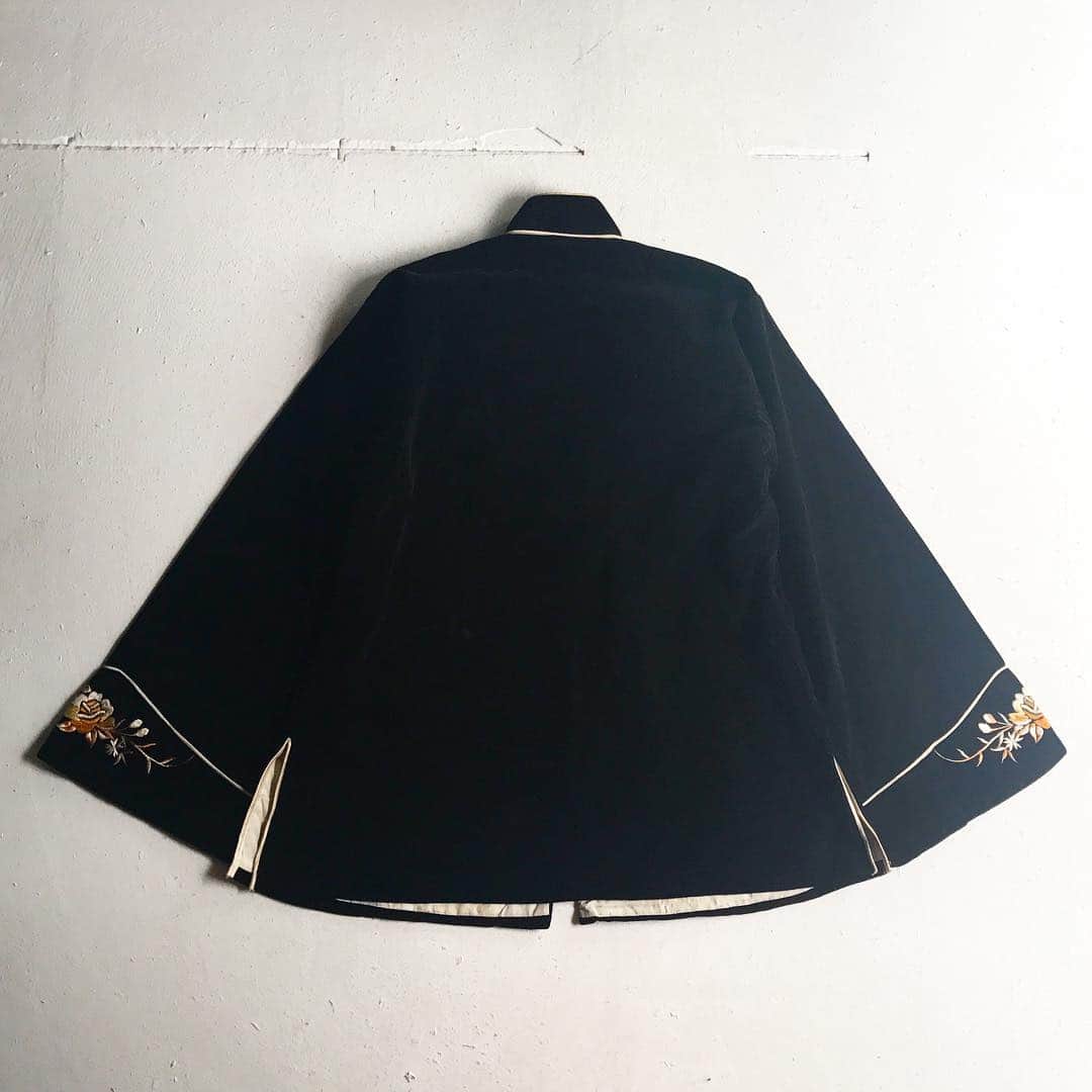 DROP...vintage select shopさんのインスタグラム写真 - (DROP...vintage select shopInstagram)「【New stuff】 1950s MADE IN JAPAN vintage  embroidery velours  jacket size M位 PRICE ¥20000-(+TAX) DM へお問い合わせ宜しくお願い致します」4月1日 13時46分 - tokyo_drop