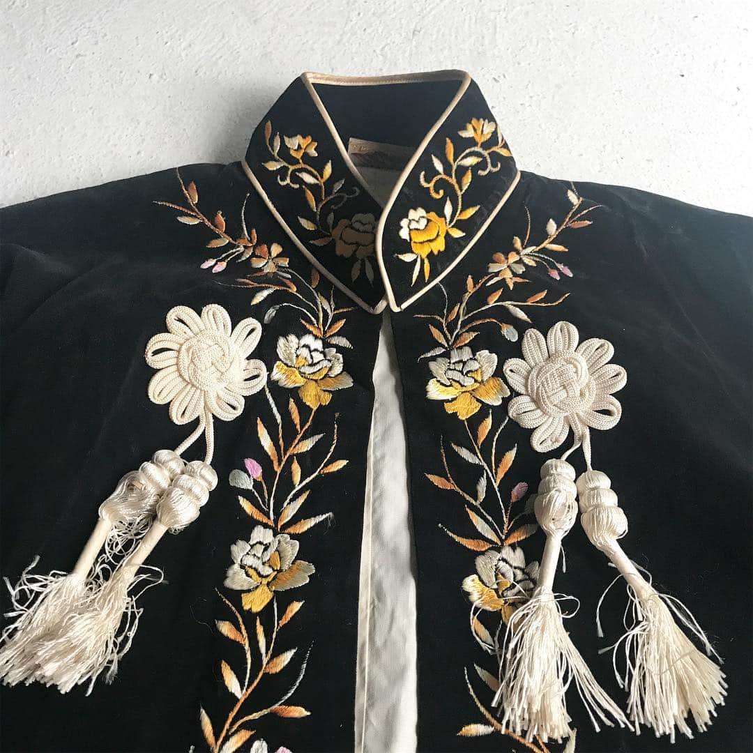 DROP...vintage select shopさんのインスタグラム写真 - (DROP...vintage select shopInstagram)「【New stuff】 1950s MADE IN JAPAN vintage  embroidery velours  jacket size M位 PRICE ¥20000-(+TAX) DM へお問い合わせ宜しくお願い致します」4月1日 13時46分 - tokyo_drop