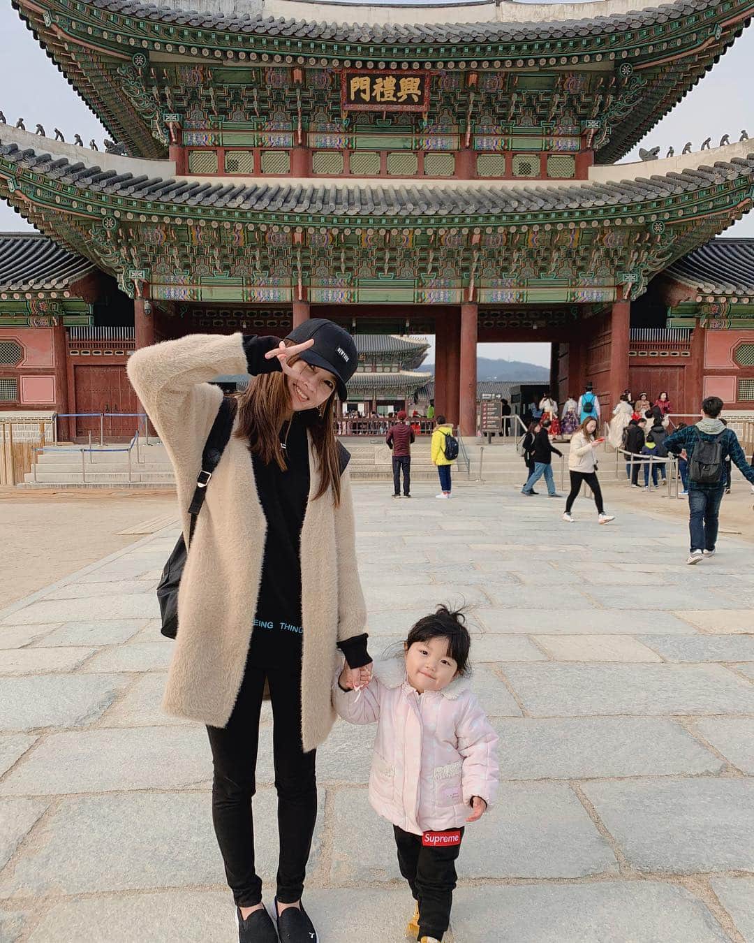 三好絵梨香さんのインスタグラム写真 - (三好絵梨香Instagram)「韓国♡ ジジと一緒に♡  #韓国#韓国旅行#思い出写真#食べ歩き#４月から#ダイエット#始めます#運動します」4月1日 13時48分 - erika.miyoshi