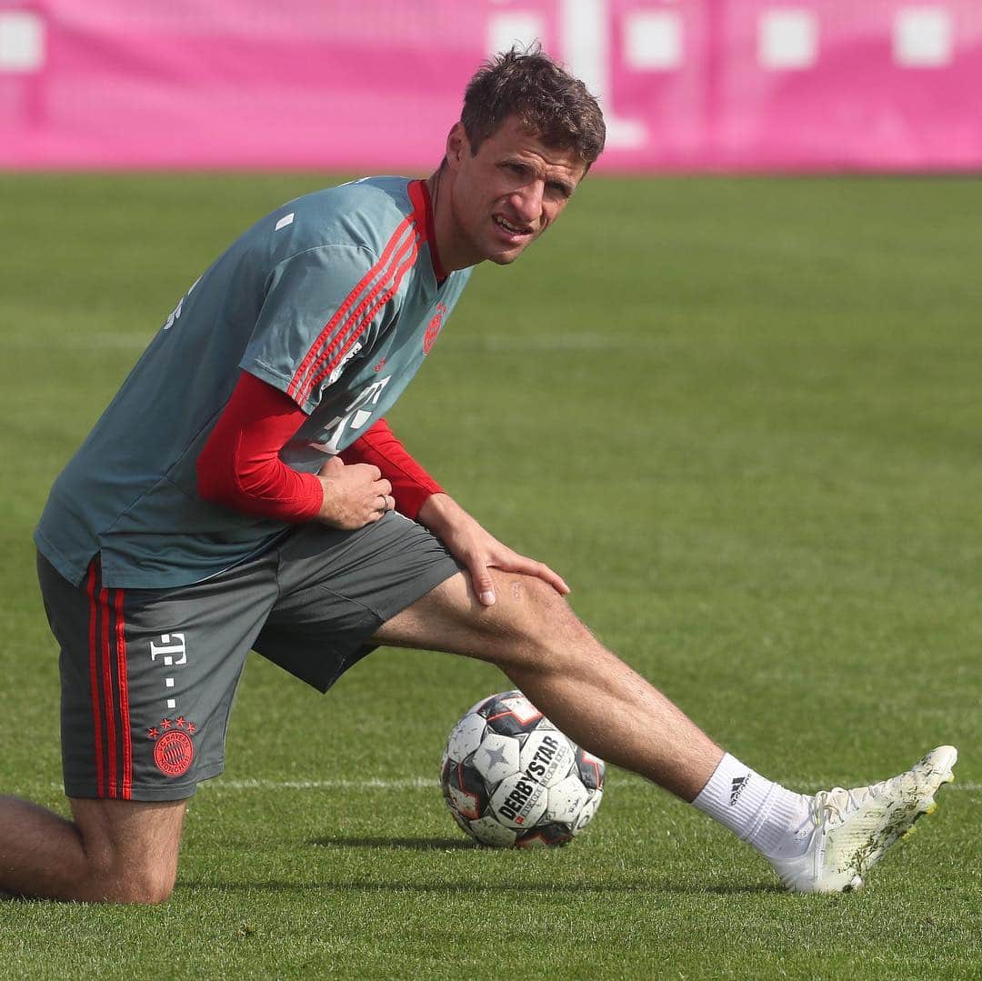 トーマス・ミュラーのインスタグラム：「After our 1:1 in Freiburg we are highly motivated to win the next games against Heidenheim and Dortmund. ⚽️✌🏾 #fcbayern #miasanmia #esmuellert #thomasmüller #PACKMAS」