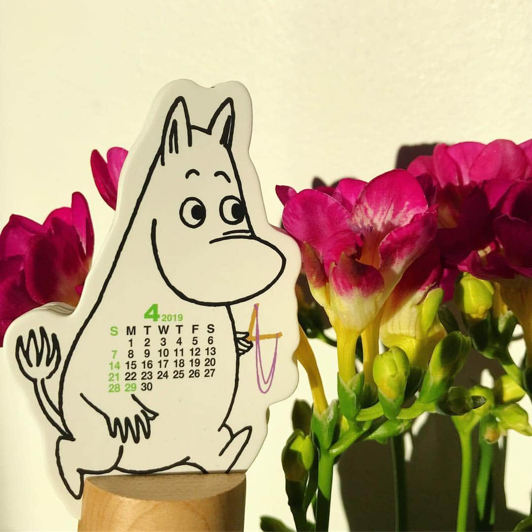 ムーミンさんのインスタグラム写真 - (ムーミンInstagram)「First day of #April ☀️🌸💐🌷 And it's almost #Spring 💞🥰 ✨ #mymoomin #moomincalendar #monthlyimage #moominofficial #moomin」4月2日 0時39分 - moominofficial