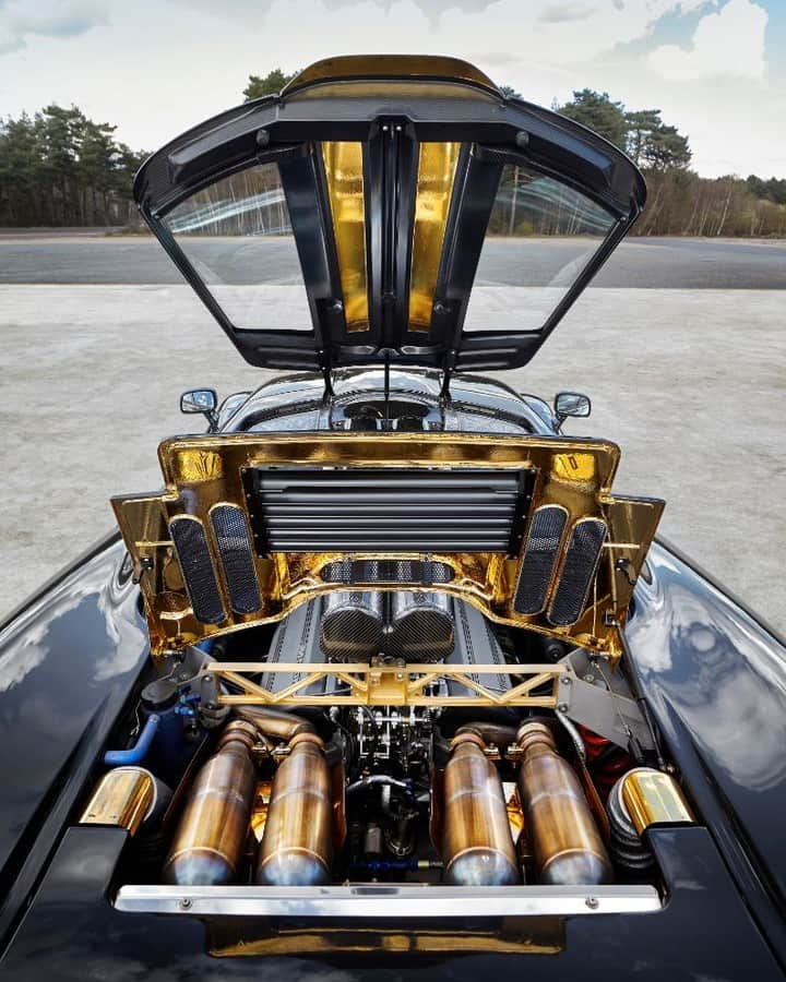 McLaren Automotiveさんのインスタグラム写真 - (McLaren AutomotiveInstagram)「One famous detail of the #McLarenF1 is its engine bay, which was lined with gold to reflect the amount of heat generated by the 6.1 litre V12 engine. #UltimateMonth」4月2日 0時41分 - mclarenauto