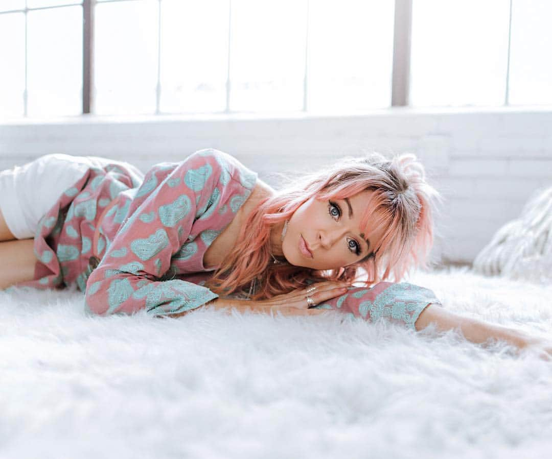 リンジー・スターリングさんのインスタグラム写真 - (リンジー・スターリングInstagram)「Channeling my inner sloth this Monday morning. Photo by @londonlightphotography」4月2日 0時44分 - lindseystirling