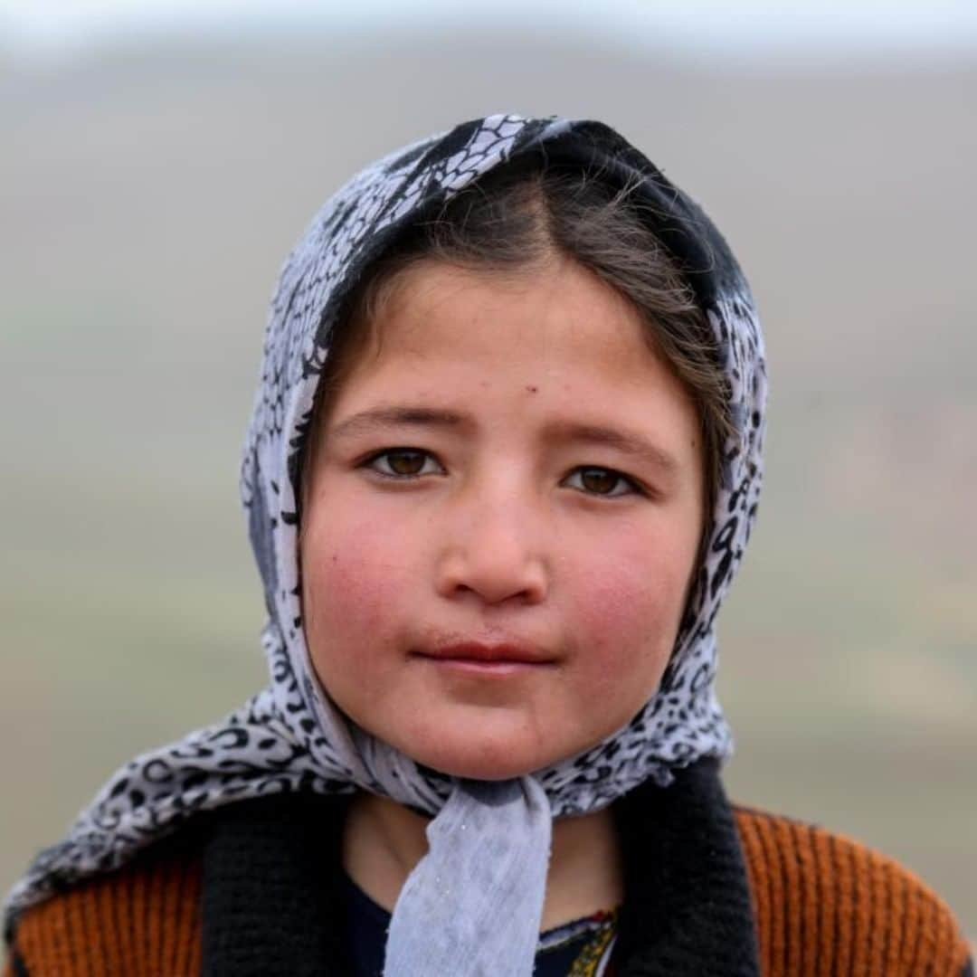 unicefさんのインスタグラム写真 - (unicefInstagram)「"I go to school in the camp during the day. It feels warm in the class and it’s so joyful to learn." For 9-year-old Safia living in a camp for internally displaced people in Badghis, #Afghanistan, education equals hope. “I wish there would be #peace in our village, so we could go back home.” Prolonged violence in Afghanistan worsened by #ClimateChange has forced families and children like Safia to flee their homes. Together with partners, @unicefafghanistan is providing support and quality education to children living in emergency situations. #ChildrenUnderAttack #EducationCannotWait © UNICEF Afghanistan/2019/Mohammadi」4月2日 0時45分 - unicef