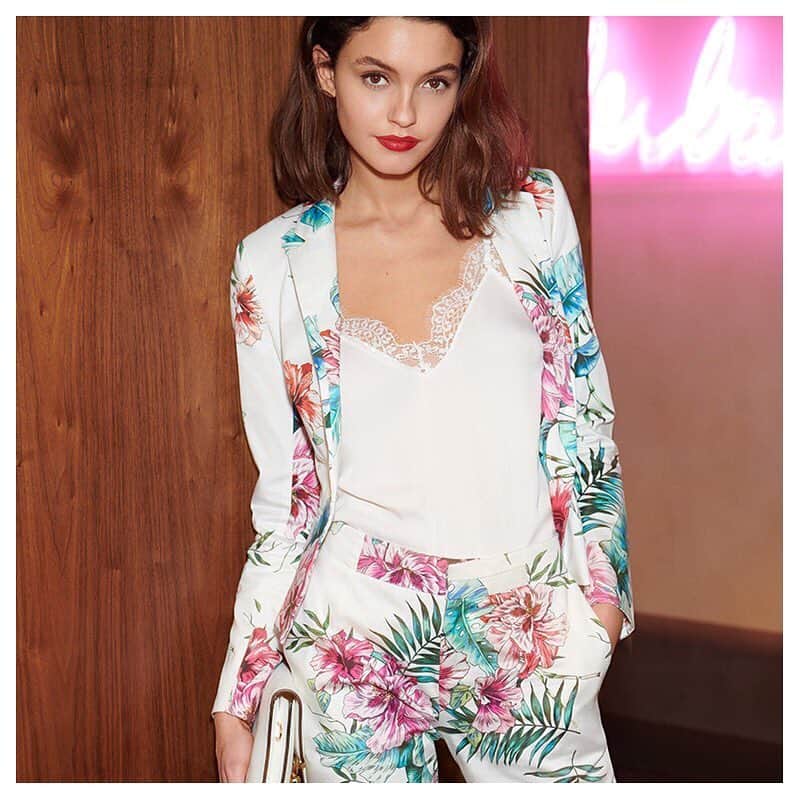 のインスタグラム：「🇫🇷On adopte ce tailleur imprimé pour une allure city chic exotique! Disponible en boutiques.🇬🇧We adopt this printed suit for an exotic city chic look! Available in shops. #morgan #fashion #outfit #morgandetoi #fashioninspiration #springtime #electricjungle #tropicalprint #lifestyle #girlsquad #chicinthecity #lamodelamodelamode」