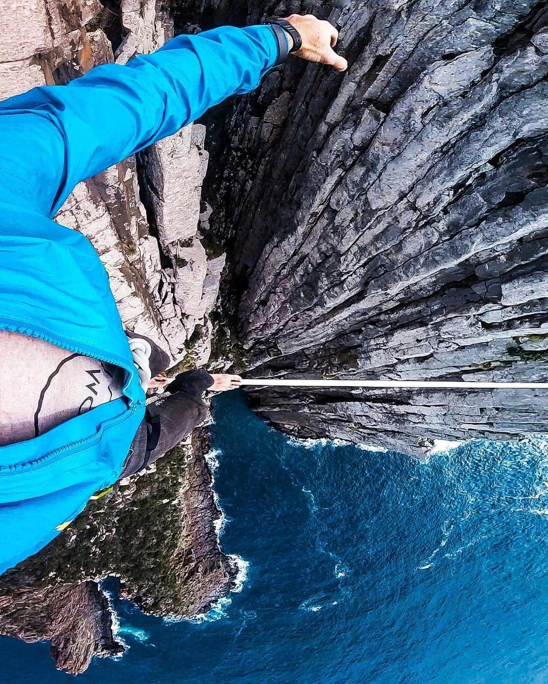 goproさんのインスタグラム写真 - (goproInstagram)「Photo of the Day: Don’t look down. 😱 #GoProFamily member @handsomerobinson captured the intensity of his #highline across the chasm of #CapePillar, the tallest sea cliffs in the Southern Hemisphere. • • • @GoProANZ #GoProANZ #GoPro #HeadCam #Highlining #Tasman」4月1日 23時19分 - gopro