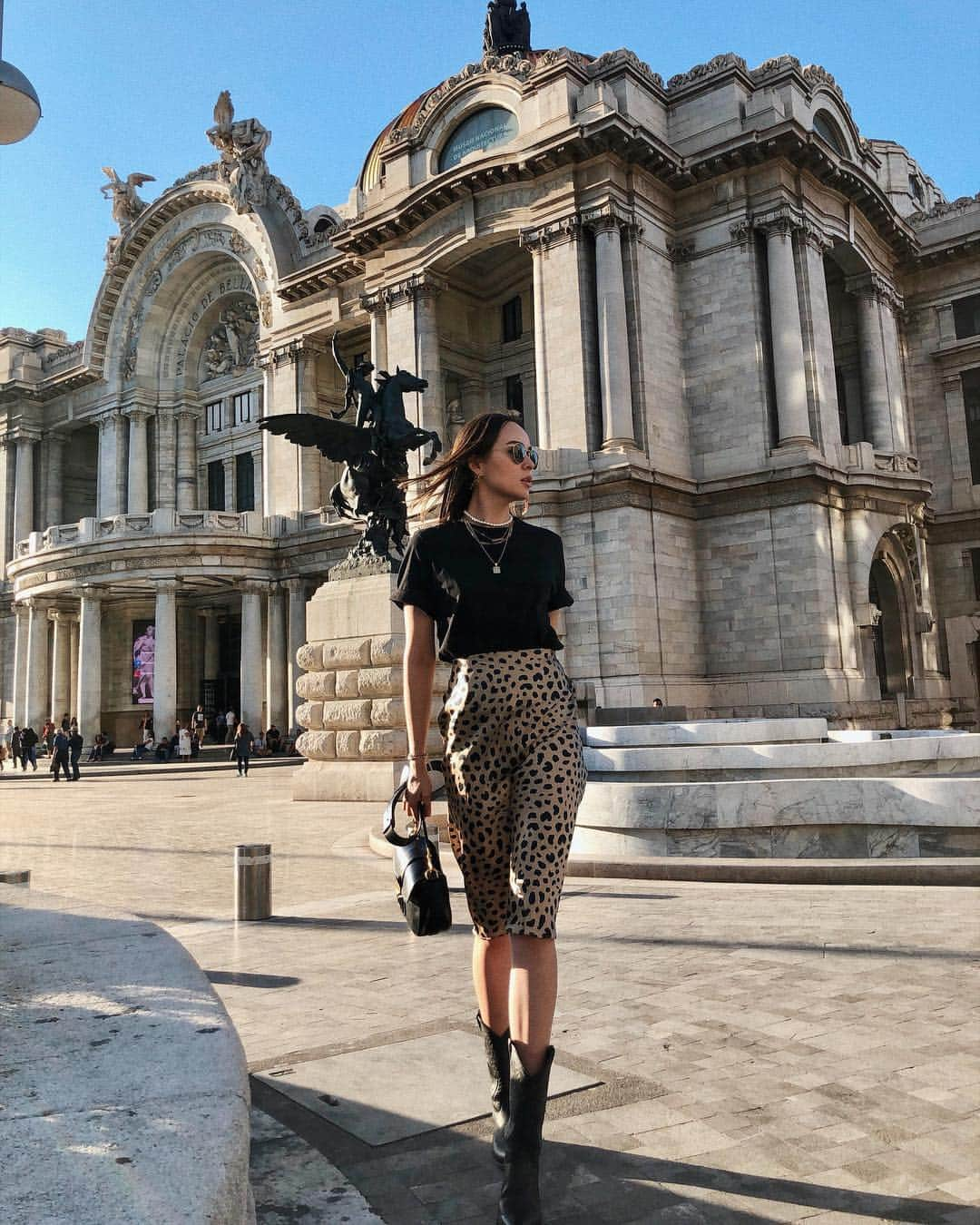 アンディー・トレスさんのインスタグラム写真 - (アンディー・トレスInstagram)「As a Mexican girl, I feel it’s my duty to share with you how absolutely great and beautiful my country is. This building is the Palace of Bellas Artes in the center of Mexico City. It was built in the late 19th century and home to some of the most important events in theatre, music, dance and opera 🎶 #mexico . . . .  #mexicocity #bellasartes #andytorres #ootd #cowboyboots #realisationpar #stylediaries #styleoftheday」4月1日 23時19分 - stylescrapbook