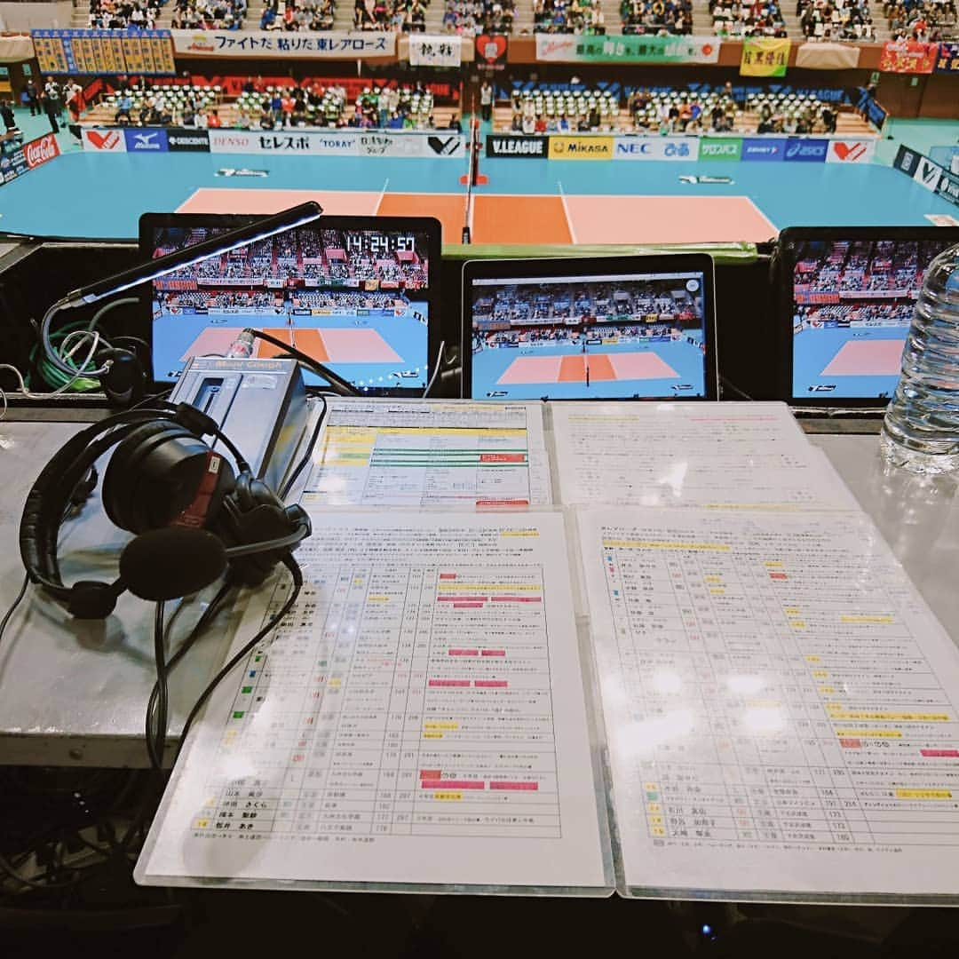 矢田部ゆかさんのインスタグラム写真 - (矢田部ゆかInstagram)「女子ファイナル3🏐 第1戦🔥ＪＴ 3-2 東レ 第2戦🔥東レ 3-1 ＪＴ  1勝1敗となり、 女子初の『ゴールデンセット』へ✊  165試合実況を担当してきた中で、間違いなく忘れられない2日間になりました🍀  #DAZN #Vリーグ #ファイナル3 #JTマーヴェラス #東レアローズ #島津アリーナ京都 #解説 #横山雅美さん #リポーター #佐田樹理さん #実況 #矢田部ゆか #今季担当49試合目 #バレー実況通算164試合目」4月1日 23時20分 - yucaparis93