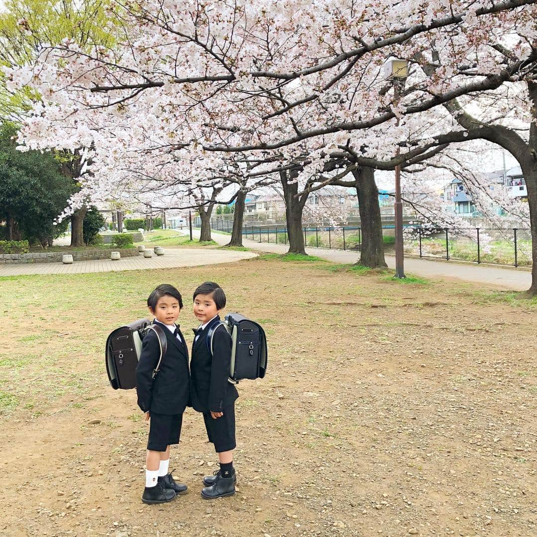 ᴋᴀɴᴀᴋöさんのインスタグラム写真 - (ᴋᴀɴᴀᴋöInstagram)「Hello April 桜が 満開なので…🌸🌸🌸 ピッカピカのランドセルを 背負って 記念に 前撮り🎒✨ * ランドセルを背負って、小学校まで 歩いて練習してみたよ🚶‍♂️🚶‍♂️✨ * ツインズ君も、来週から 新一年生です👦🏻👦🏻🏫✨ * 4月も どうぞよろしくお願いします🌸🌸🌸 * #桜#ランドセル#新一年生#もうすぐ1年生#sakura」4月1日 23時20分 - kanakokko_34_