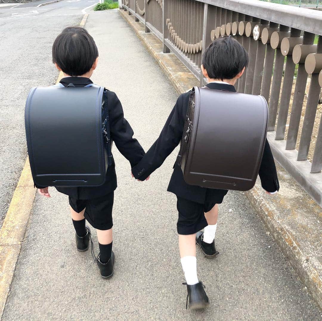ᴋᴀɴᴀᴋöさんのインスタグラム写真 - (ᴋᴀɴᴀᴋöInstagram)「Hello April 桜が 満開なので…🌸🌸🌸 ピッカピカのランドセルを 背負って 記念に 前撮り🎒✨ * ランドセルを背負って、小学校まで 歩いて練習してみたよ🚶‍♂️🚶‍♂️✨ * ツインズ君も、来週から 新一年生です👦🏻👦🏻🏫✨ * 4月も どうぞよろしくお願いします🌸🌸🌸 * #桜#ランドセル#新一年生#もうすぐ1年生#sakura」4月1日 23時20分 - kanakokko_34_