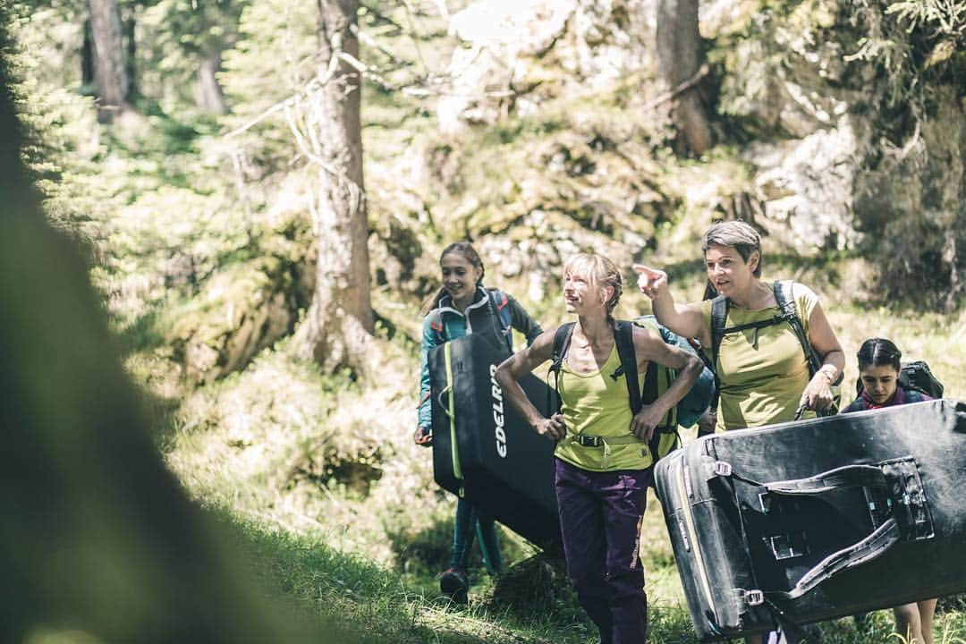 アンジェラ・アイターさんのインスタグラム写真 - (アンジェラ・アイターInstagram)「It was such a fun climb with @lenabreuss, @evapauli, @mariemair and @lisiunsinn last summer. Finding the way, exploring the boulders and having lots of fun. This is part of climbing and I am looking forward to joining great days on crags like this one on the pic that are perfect for hot summer conditions. 📸 @ferienregionimst / @wyhlidal //: Reithle, Hoch-Imst #verleihtflügel #jedentagtirol @lasportivagram @team_edelrid #climbing #outdoors #socialmedia #balance #emotion #nature #outdoorwoman #staymotivated #klettern #bouldern #bouldering #gesundheit #vital」4月1日 23時13分 - angyeiter