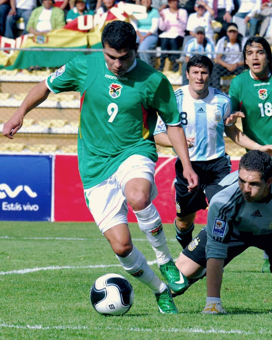 FIFAワールドカップさんのインスタグラム写真 - (FIFAワールドカップInstagram)「#OnThisDay in 2009, #Bolivia achieved one of their finest ever results, beating #Argentina 6-1. And no, it wasn't an April Fool. Just ask Bolivia's all time record scorer Joaquín #Botero, who netted a hat-trick in this FIFA #WorldCup qualifier 🇧🇴⚽️⚽️⚽️💪」4月1日 23時16分 - fifaworldcup