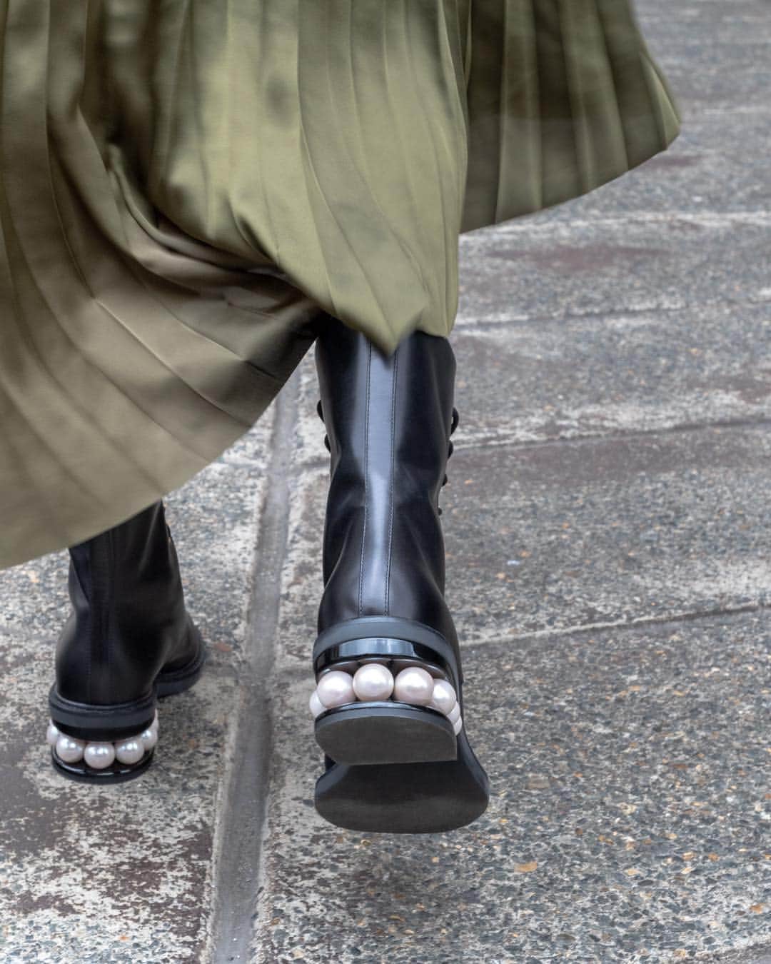 ニコラス カークウッドさんのインスタグラム写真 - (ニコラス カークウッドInstagram)「Make a statement with our Casati Pearl combat boot. Strong and feminine. #NicholasKirkwood #designershoes」4月1日 23時28分 - nicholaskirkwood
