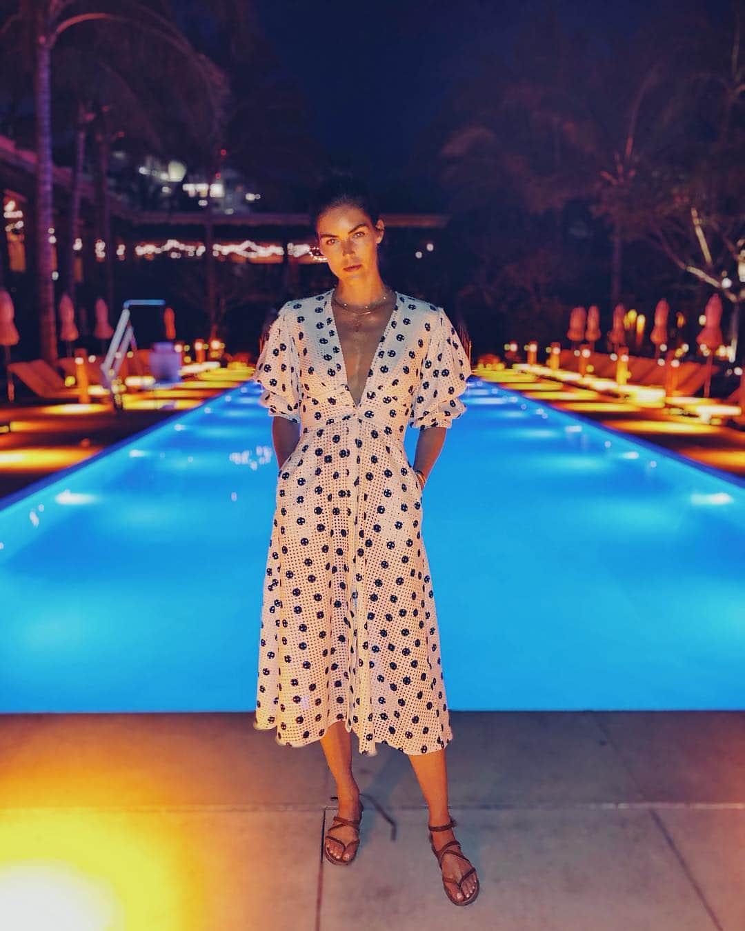 ヒラリー・ローダのインスタグラム：「My sandal broke. 😕」