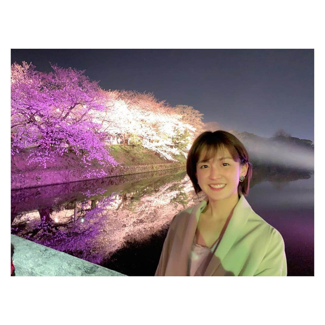 宮司愛海さんのインスタグラム写真 - (宮司愛海Instagram)「仕事で福岡に帰った際、夜桜を見に行くことができました🌸 ライトアップされた桜が本当にきれいで、思わずため息...も束の間、一緒に行った母と妹と始まる写真撮影大会。笑 お堀の水に反射した桜が幻想的です。 . 出店もたくさんあり、念願のハットグ（チーズ入りの韓国式ホットドッグ）デビュー！「映える(ばえる)写真撮ろうよ〜！」なんて妹と言いつつも、食べるのに苦戦してあまりうまく撮れませんでした。笑 （そもそもかぶりついた時点でチーズが漏れ出ているという） . 明日からは気温がまた下がるようです。お花見のご予定がある方は特にあたたかくしてお出かけくださいね〜。 . #お花見 #桜 #夜桜 #舞鶴公園 #ハットグ」4月1日 23時29分 - manami_miyaji