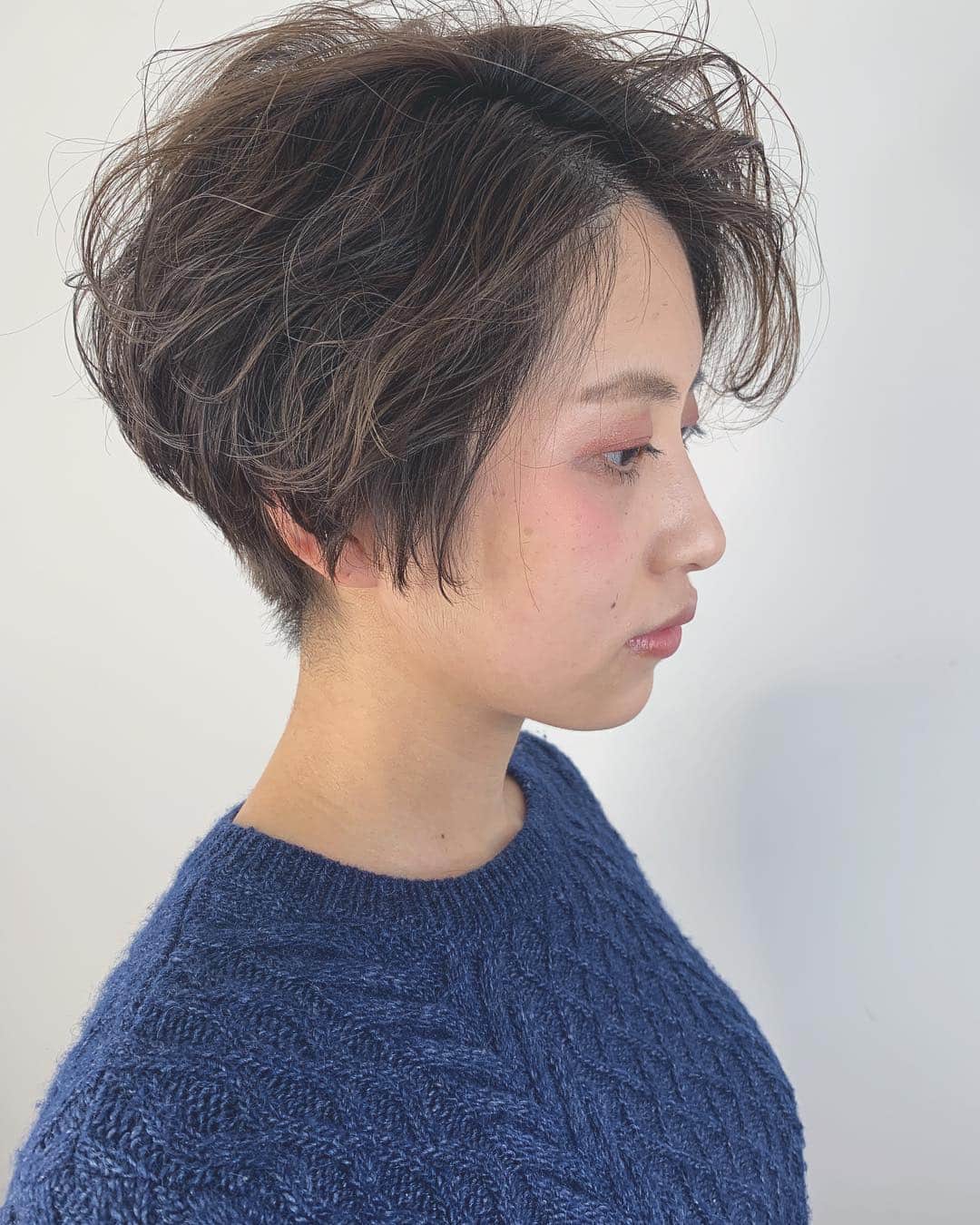 鮫島邦明のインスタグラム：「ショートパーマ #ハイライト #アッシュカラー #梅田美容室 #梅田美容院 #ヘア#梅田ヘアスタイル #髪型 #ヘアセット #ヘアメイク #キラ水 #グラデーション #ホリスティックカラー #ヘアアレンジ #アレンジ #パーティー #ポニーテール #クルリンパ#gu #snidel #梅田美容師 #モデル #サロンモデル #サロモ #ヘアカタ #ny#nyc #aujua --------------------------------------. 梅田と東京出店を計画中 スタッフ募集中メッセージくださいね★ AVANCE.CROSStuin梅田茶屋町 TEL06-6377-7211 AVANCE.CROSSmel c西梅田 TEL06-6348-2050 gif.hair TEL06-6377-7277 AVANCE.京橋 TEL06-6356-1555」