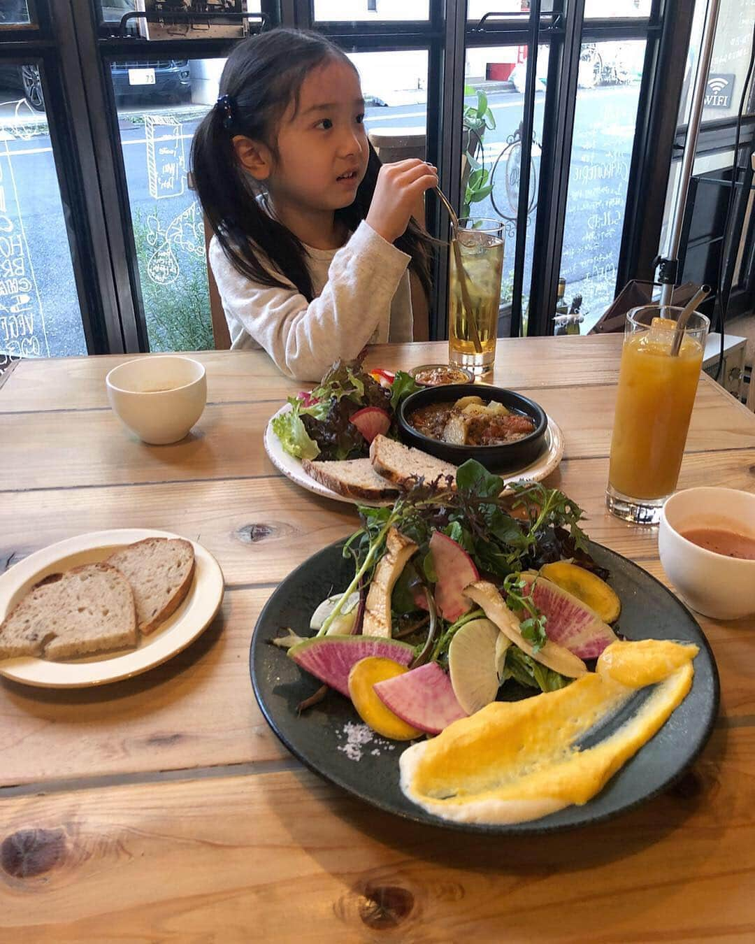 丸山悠美さんのインスタグラム写真 - (丸山悠美Instagram)「先日取材&撮影に伺った 東京メトロフリーペーパー 「TOKYO TREND RANKING  2019 TENCEL™特別号」 が公開されました。  サスティナブルな生産工程で作られた テンセル™繊維を実際に着用して東京の 「サスティナブル・トレンド」をご紹介しています。 . サスティナビリティを体感できるカフェや テンセル™繊維のマシュマロフトンを取材✨ . テンセル™繊維は植物由来なので 子供にも安心して使えます。 ふわっふわ柔らかい肌触りが娘もお気に入り♡ 細菌の増殖も防いでくれるので、寝具にピッタリ！ . 冊子は東京メトロ駅内で配布されているので ぜひ探して見てください😊 . ▪️サスティナブルなおでかけ記事 https://www.enjoytokyo.jp/style/110479/ . . . . . https://www.tencel.com/ #テンセル #TENCEL#FeelsSoRight#レンチング#植物由来の繊維 #植物由来#fibersmadefromwood#botanicorigin#サスティナブルな生産工程#持続可能#サスティナブル#サスティナブルファッション#環境にやさしい#environmentallyfriendly #エコファッション#ecofashion#グリーンファッション#greenfashion#carbonfootprint#自分らしくここちよく#ナチュラルな心地よさ#Naturalcomfort #tencelmvij」4月1日 23時25分 - maruyumi