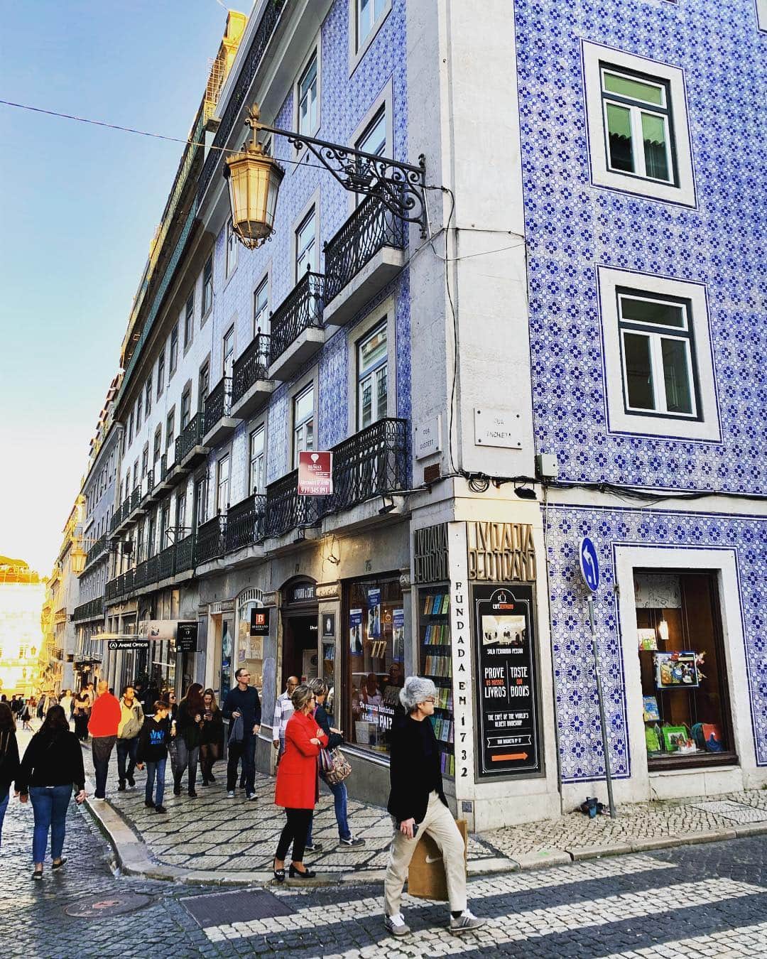ニナ・ビスローバさんのインスタグラム写真 - (ニナ・ビスローバInstagram)「Здание, на углу которого, расположен старейший книжный магазин  города ... такое красивое 💙 #portugal #lissabon #мояжизнь #in #love #niвстранах」4月1日 23時37分 - ninavislova