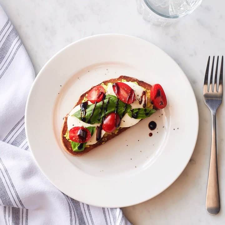 のインスタグラム：「Raise your hand if caprese avocado toast is the main reason you got up this morning. 🙋‍♀️#mondaymotivation #Kohls」