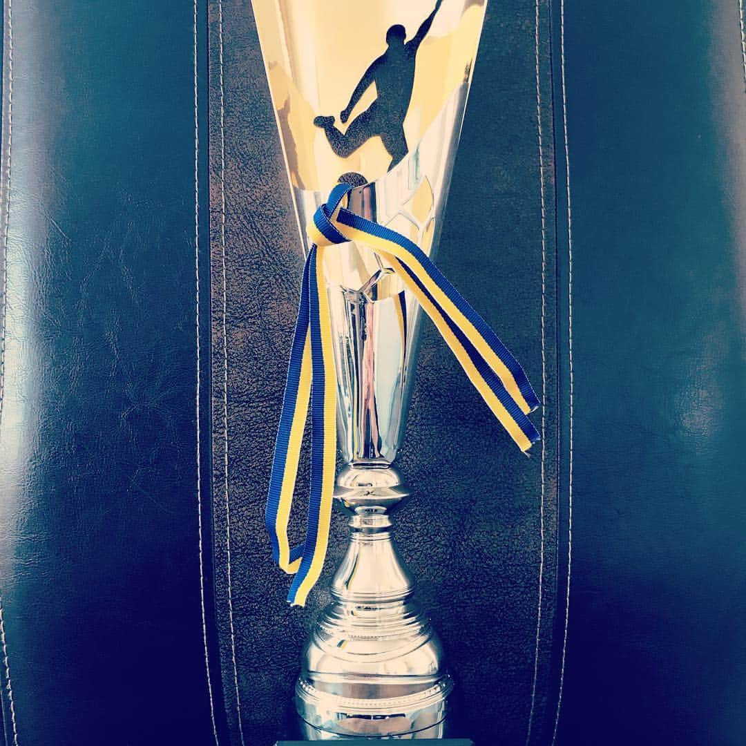 冨安健洋のインスタグラム：「Thank you for selecting me to MVP of Sint-Truiden supporters. I’m very happy and also I feel responsible for this trophy. We’ll fight play-off 2 with every player of Sint-Truiden to go to next round!!! Please bring your big support!!! シントトロイデンサポーターの方々からレギュラーシーズンベストプレーヤーに選んで頂きました。 この賞に満足することなく、少しでも上を目指して頑張ります！  #thankyou #シントトロイデン」