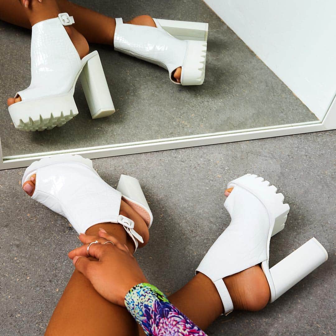 Public Desireさんのインスタグラム写真 - (Public DesireInstagram)「Cleated crocs = our fave new BADDIES ⚡  Shop JADA £37.99 Have you seen our £10 heels yet babe? #lookofthebae #pdbae Tap to shop ☝」4月1日 23時31分 - publicdesire