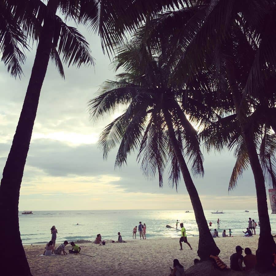 石井あみさんのインスタグラム写真 - (石井あみInstagram)「❂Boracay Island❂﻿ ﻿ Dmallを抜けてビーチ沿にスタバ。﻿ ﻿ 砂浜から直で入れるスタバ(スナバ？)、﻿ 世界でも珍しいのでは？！﻿ ﻿ ルーフトップのテラスからは、﻿ サンセットも見られちゃう、うっとりな店舗🌅﻿ ﻿ コーヒー飲みながら、ボーッと海を眺め、﻿ ていいたかったけど、子連れはそうも行かず。﻿ 赤子抱えてひたすら砂浜を歩く…﻿ ﻿ ﻿ #boracay#philippines #ボラカイ島#trip#starbucks #starbucksboracay #スタバ#resort #フィリピン#セブ島」4月1日 23時31分 - ami_cebuyolo