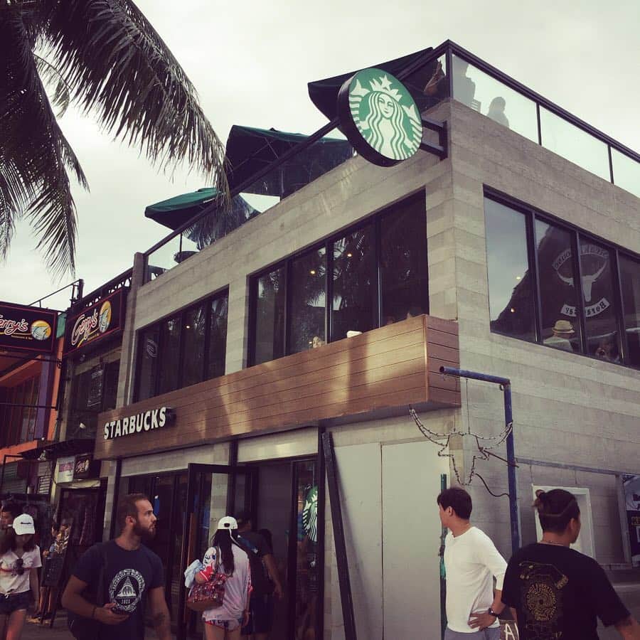 石井あみさんのインスタグラム写真 - (石井あみInstagram)「❂Boracay Island❂﻿ ﻿ Dmallを抜けてビーチ沿にスタバ。﻿ ﻿ 砂浜から直で入れるスタバ(スナバ？)、﻿ 世界でも珍しいのでは？！﻿ ﻿ ルーフトップのテラスからは、﻿ サンセットも見られちゃう、うっとりな店舗🌅﻿ ﻿ コーヒー飲みながら、ボーッと海を眺め、﻿ ていいたかったけど、子連れはそうも行かず。﻿ 赤子抱えてひたすら砂浜を歩く…﻿ ﻿ ﻿ #boracay#philippines #ボラカイ島#trip#starbucks #starbucksboracay #スタバ#resort #フィリピン#セブ島」4月1日 23時31分 - ami_cebuyolo
