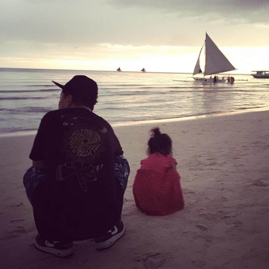 石井あみさんのインスタグラム写真 - (石井あみInstagram)「❂Boracay Island❂﻿ ﻿ Dmallを抜けてビーチ沿にスタバ。﻿ ﻿ 砂浜から直で入れるスタバ(スナバ？)、﻿ 世界でも珍しいのでは？！﻿ ﻿ ルーフトップのテラスからは、﻿ サンセットも見られちゃう、うっとりな店舗🌅﻿ ﻿ コーヒー飲みながら、ボーッと海を眺め、﻿ ていいたかったけど、子連れはそうも行かず。﻿ 赤子抱えてひたすら砂浜を歩く…﻿ ﻿ ﻿ #boracay#philippines #ボラカイ島#trip#starbucks #starbucksboracay #スタバ#resort #フィリピン#セブ島」4月1日 23時31分 - ami_cebuyolo