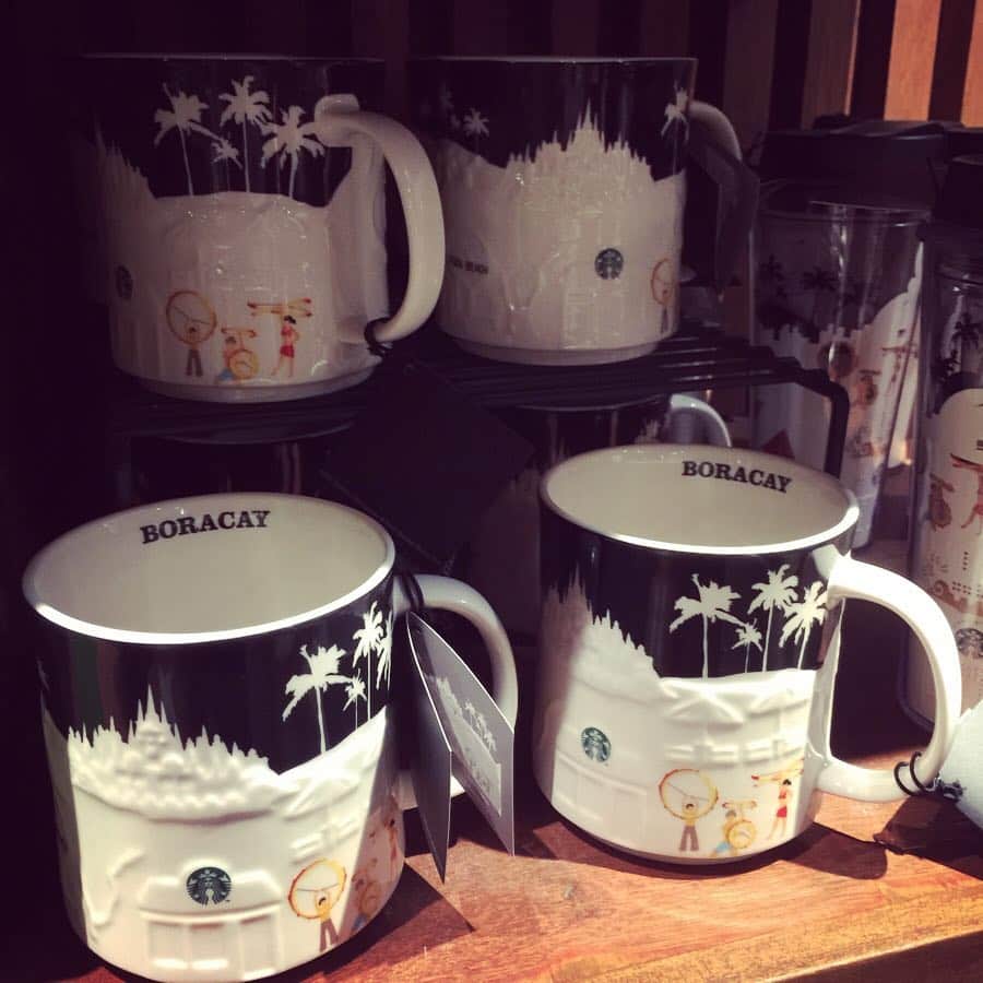 石井あみさんのインスタグラム写真 - (石井あみInstagram)「❂Boracay Island❂﻿ ﻿ Dmallを抜けてビーチ沿にスタバ。﻿ ﻿ 砂浜から直で入れるスタバ(スナバ？)、﻿ 世界でも珍しいのでは？！﻿ ﻿ ルーフトップのテラスからは、﻿ サンセットも見られちゃう、うっとりな店舗🌅﻿ ﻿ コーヒー飲みながら、ボーッと海を眺め、﻿ ていいたかったけど、子連れはそうも行かず。﻿ 赤子抱えてひたすら砂浜を歩く…﻿ ﻿ ﻿ #boracay#philippines #ボラカイ島#trip#starbucks #starbucksboracay #スタバ#resort #フィリピン#セブ島」4月1日 23時31分 - ami_cebuyolo