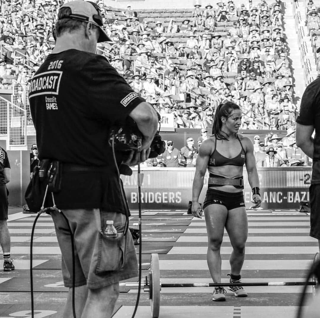 Camille Leblanc-Bazinetさんのインスタグラム写真 - (Camille Leblanc-BazinetInstagram)「That moment when you look around during you’re training session to find someone that is taking a break so you can also take a little break 👀 🛑🤪“ Who does this ☝🏽?? “  Or are you the one sip of water between movements types of person? 💦 “  Or the one that start putting chalk on before running? 🏃‍♀️ “  Or the start that start coaching others ? “  What else? “  #workhard #beproud #impossibleisntfar #whatsyourstoppingstyle #minelookexactlylikeabovehaha #havefun #community @reebok」4月1日 23時32分 - camillelbaz